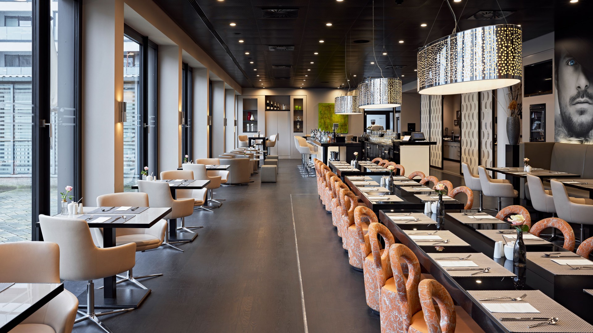 Stylisches Restaurant mit schwarzen Hochglanz-Tischen und komfortablen Drehstühle