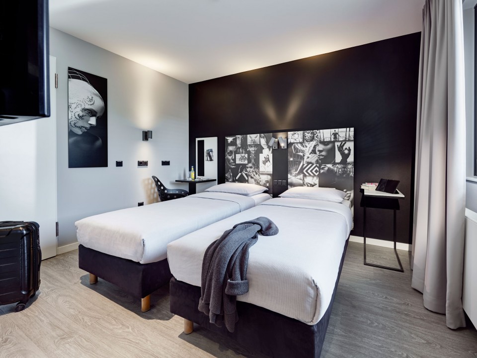 Urban room, twin beds, room for two, two beds, modern